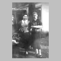 057-0049 Ortsteil Neu Ilischken  -  Zwei Freundinnen der Familie Marks im Jahre 1938 vor dem Wohnhaus.jpg